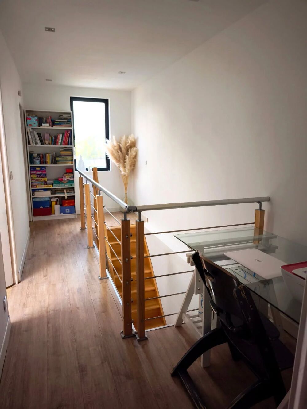 Maison cubique contemporaine, lumineuse et fonctionnelle proche