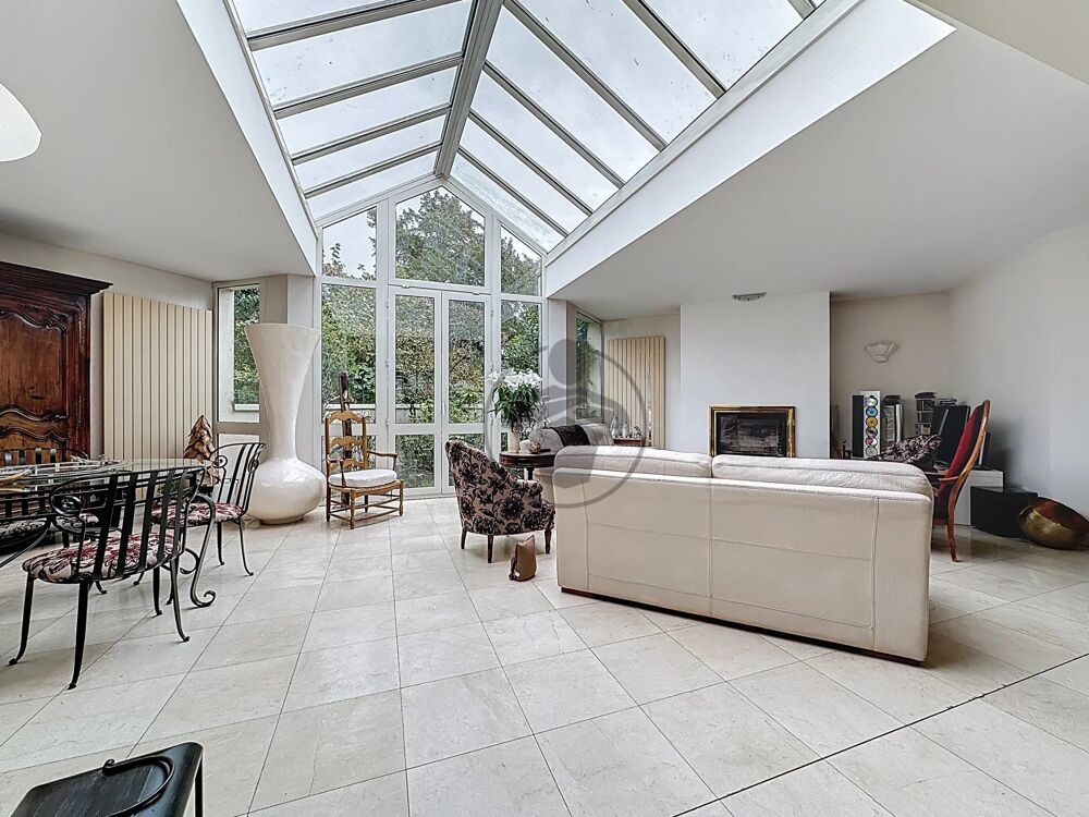 Grande maison familiale de 280 m² avec extérieur et garage