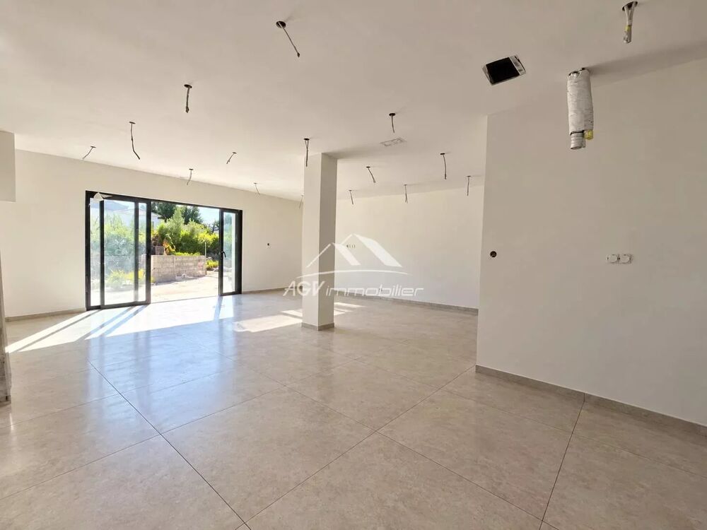 A Saint-Julien-Les-Rosiers, maison neuve d'environ 106 m² avec p
