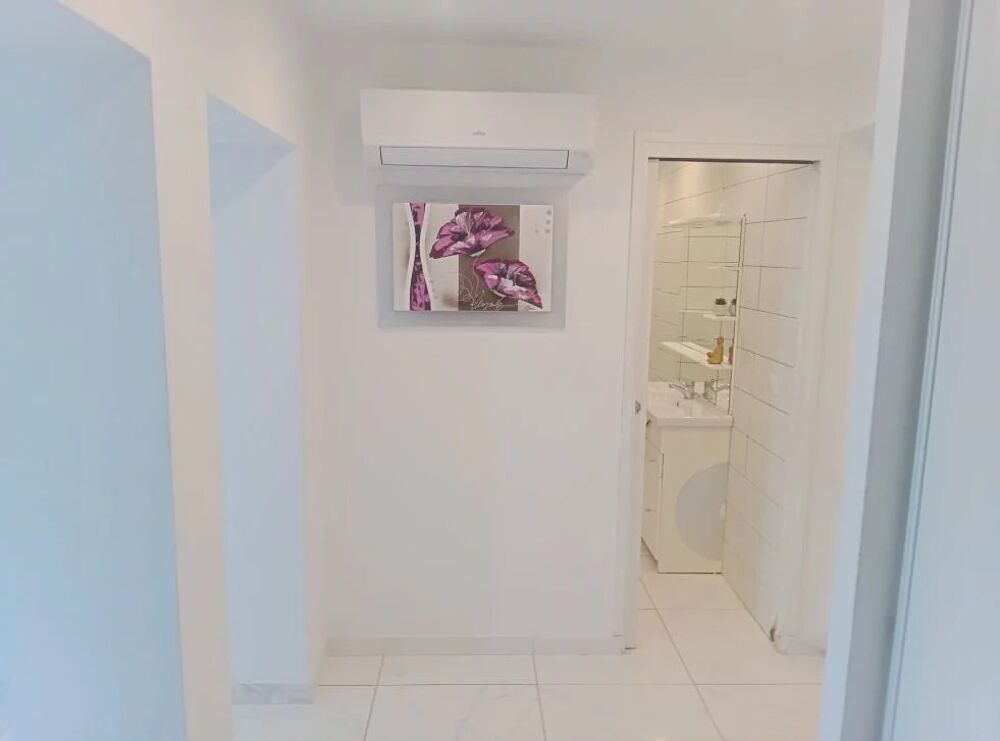 Location Appartement Trois pièces avec balcon dans le centre ville d'antibes Antibes