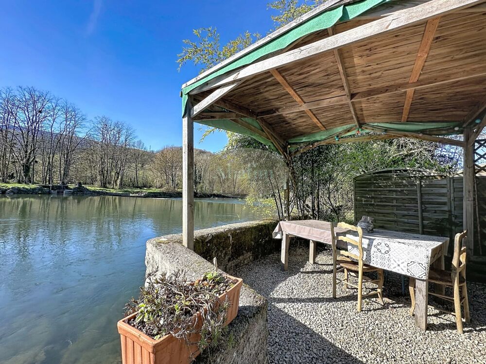 Maison, bord de rivière