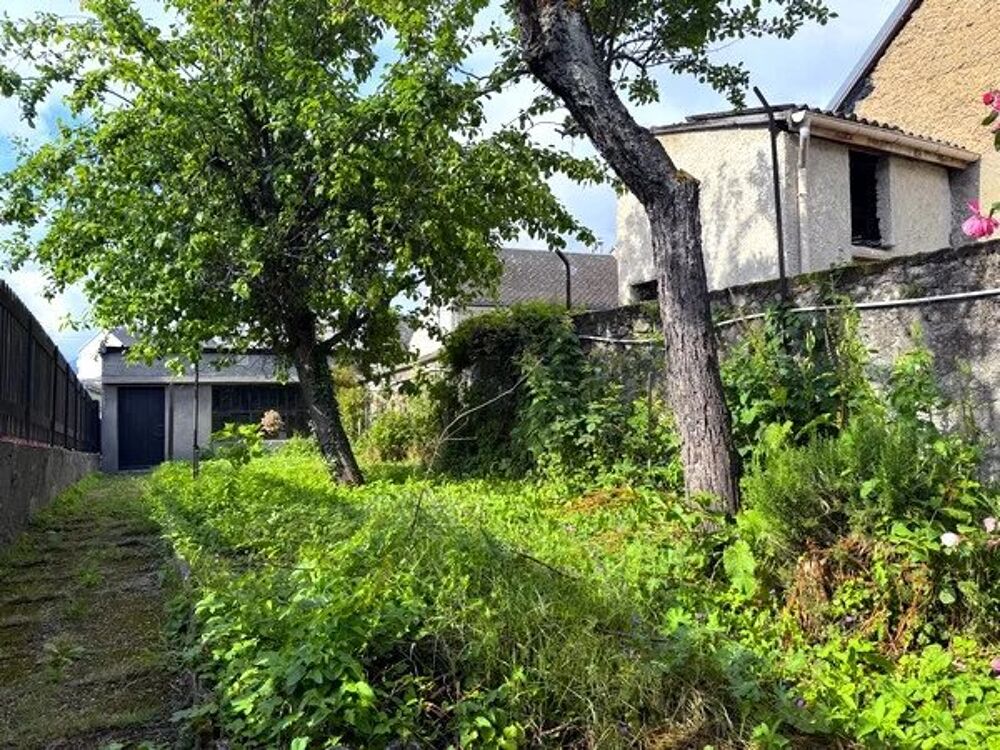 Maison avec deux garages de 33m² chacun, un préau de 60m²