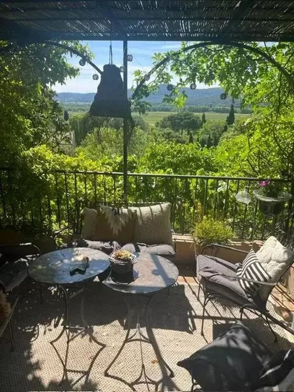 Enormement de charme pour cette maison à pied du village!
