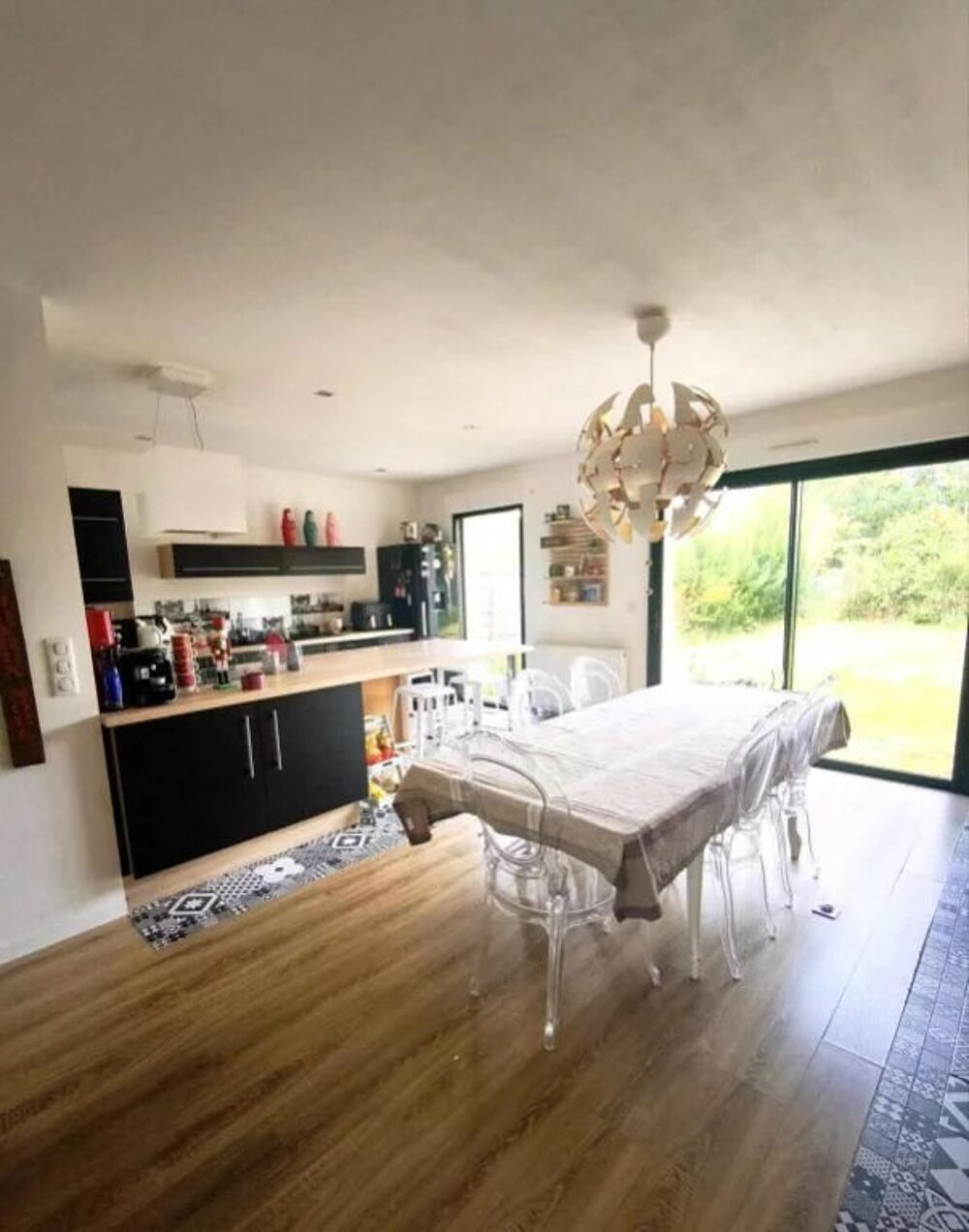 Maison cubique contemporaine, lumineuse et fonctionnelle proche