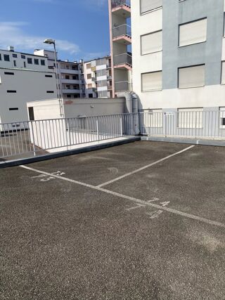  Parking / Garage à louer 