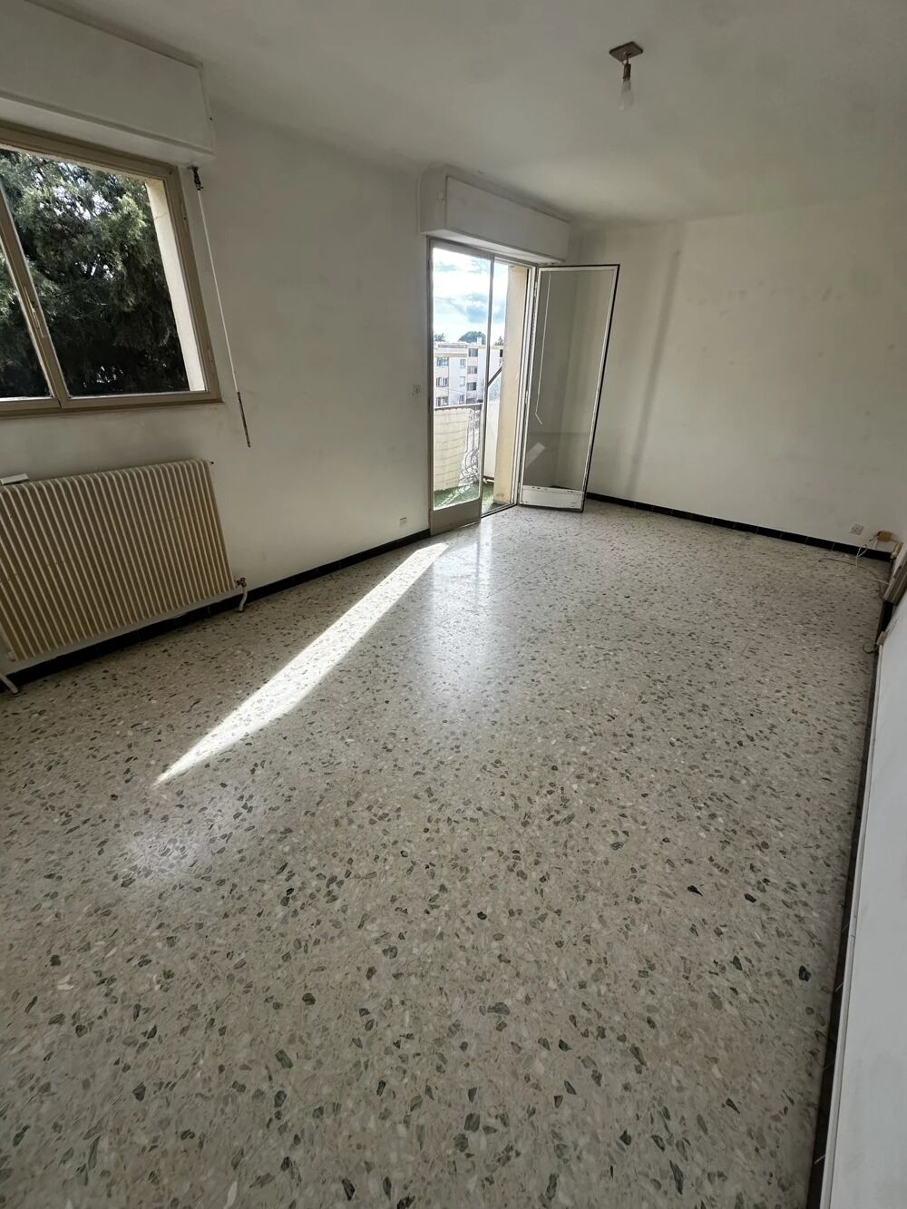 Dernier étage, avec balcon vue degagée, une cave et parking.