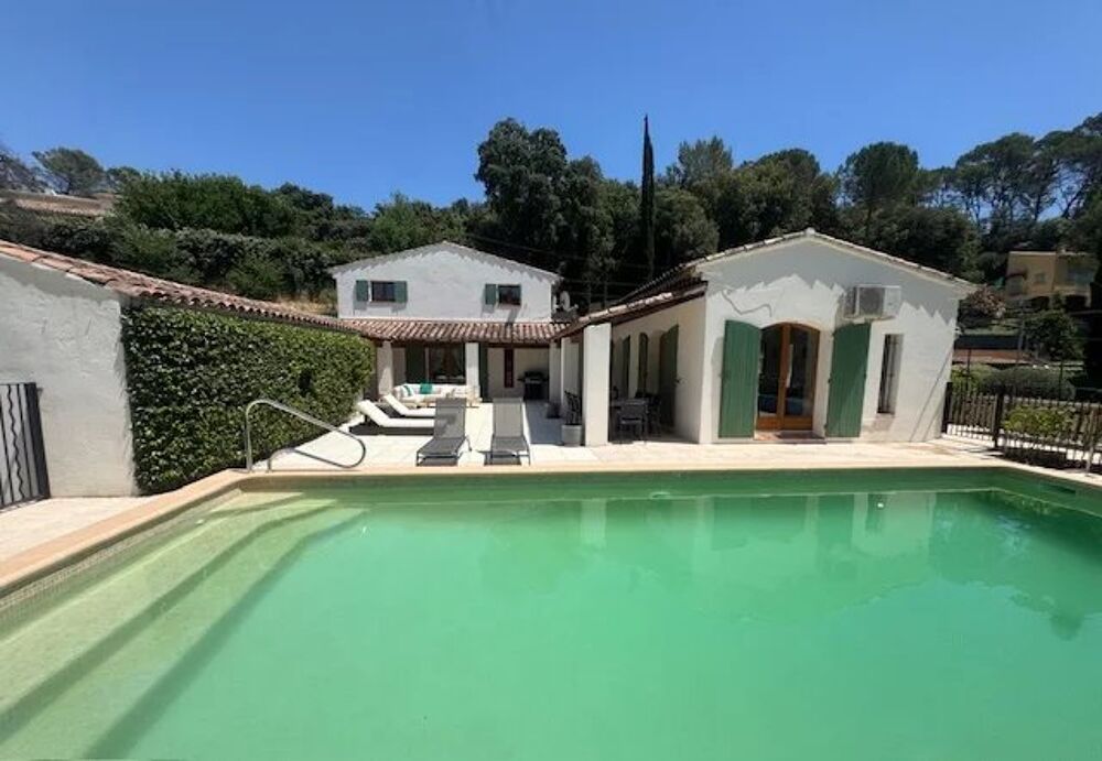 Villa très lumineuse et spacieuse avec magnifique espace piscine