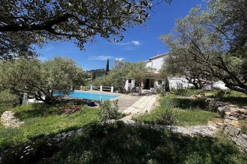 Cotignac : jolie bastide provençale à pied du centre ville