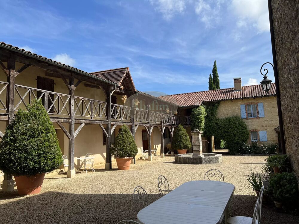 Maison dhôtes, gîte, piscine sur 9 hectares