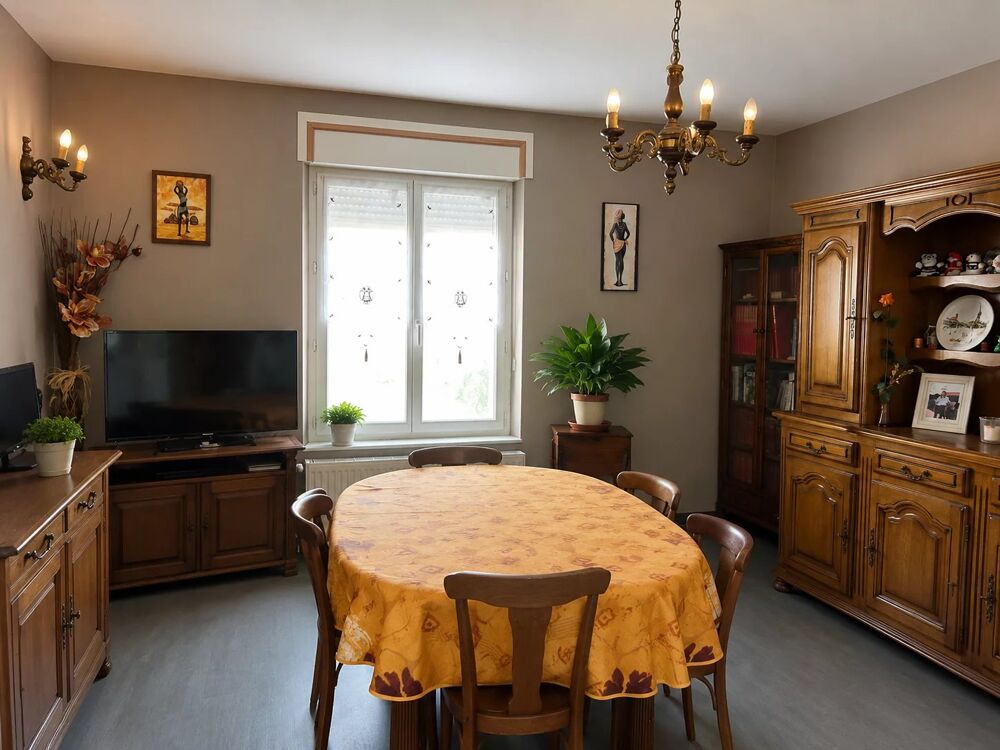 Maison en pierre avec double garage et jardin clos  Environ 85