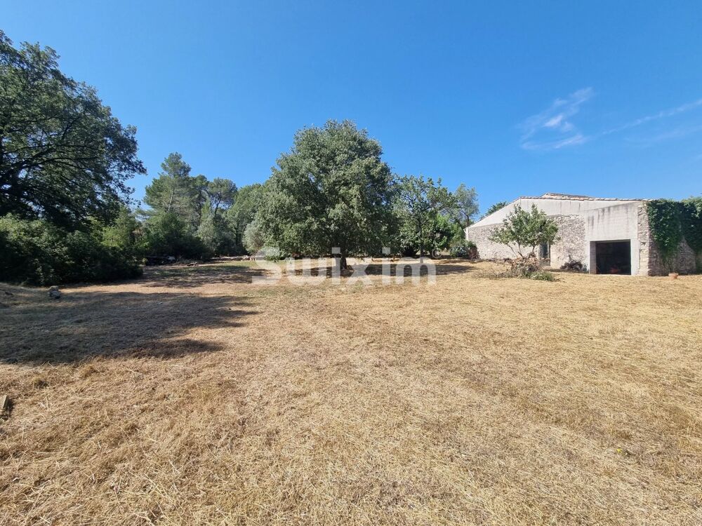 Propriété avec 2 maisons sur un grand terrain et piscine