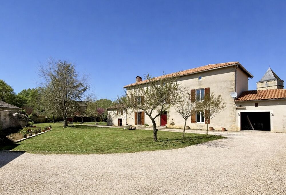 Élégante propriété de village avec dépendances et vastes jardins clos