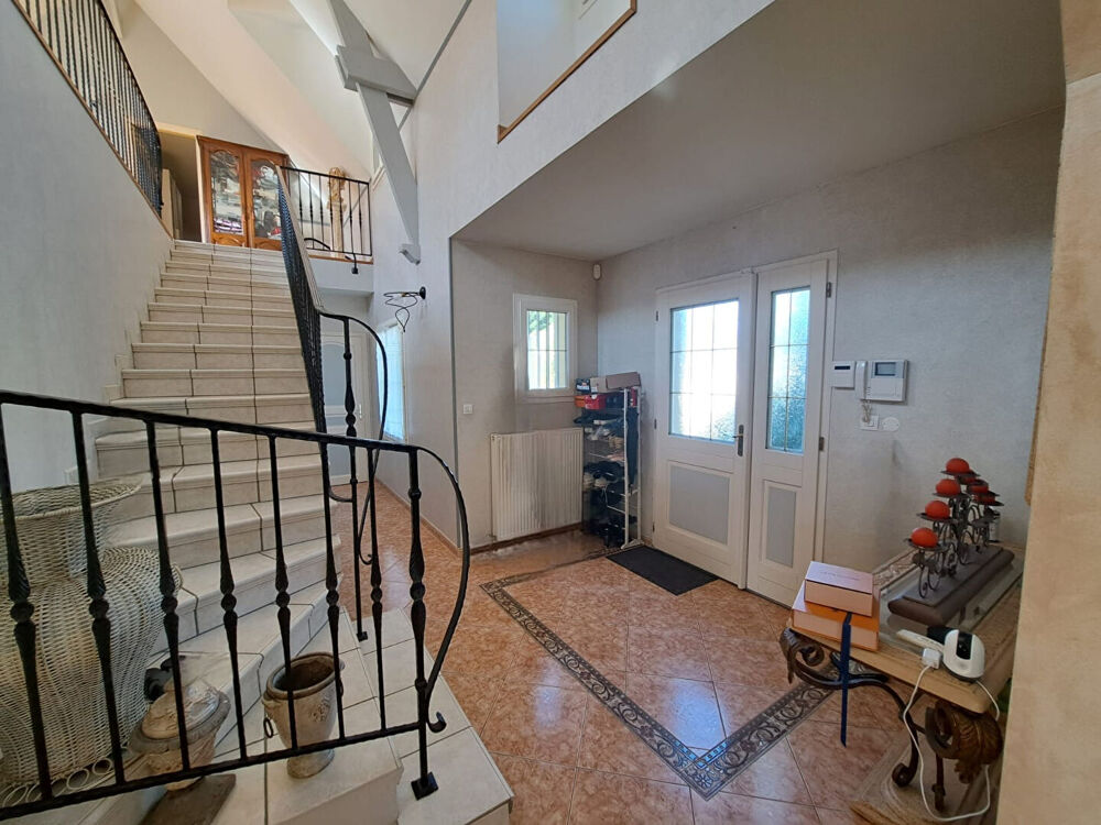 Belle demeure de 342m² avec piscine intérieur, sous-sol total dans le village de FAVRIEUX