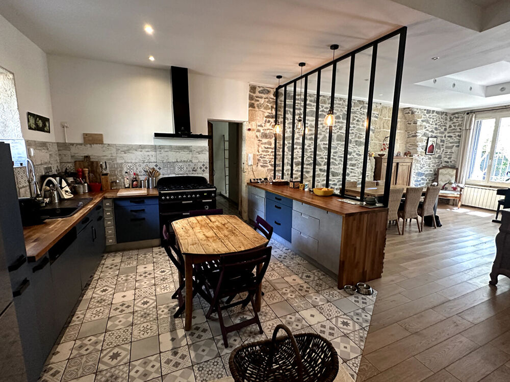 Caveirac Maison en pierres 4 chambres avec cour et parking