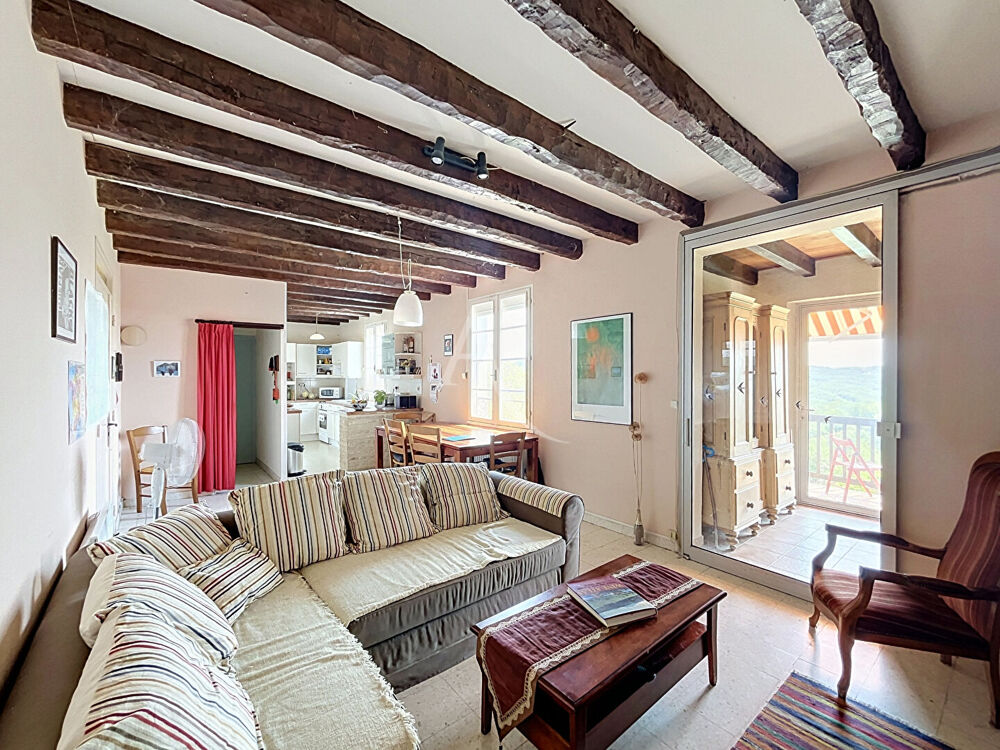 Maison familiale de 4 chambres avec piscine, jolie vue dégagée et 5 766m² de terrain.