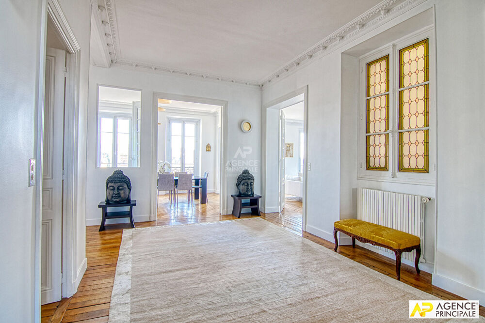 Le Chesnay limite Versailles Rive-Droite Appartement 7 pièces 271 m² carrez situé au 3ème étage d'un immeuble Haussmannien avec
