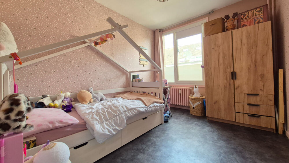 Superbe appartement lumineux avec 3 chambres dans une résidence prisée, avec cave et stationnement