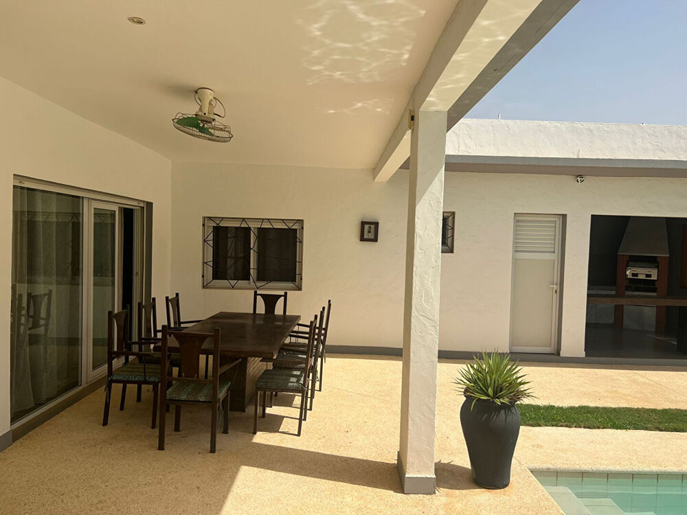 Vente Maison Villa 3 chambres de standing avec piscine & jardin arboré Saly (Senegal)