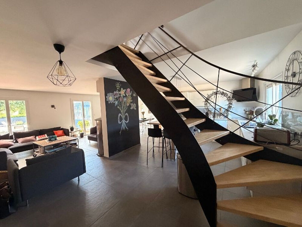 Vente Maison Une maison familiale de 232 m², où les volumes généreux créent une atmosphère chaleureuse et moderne. Montmerle sur saone