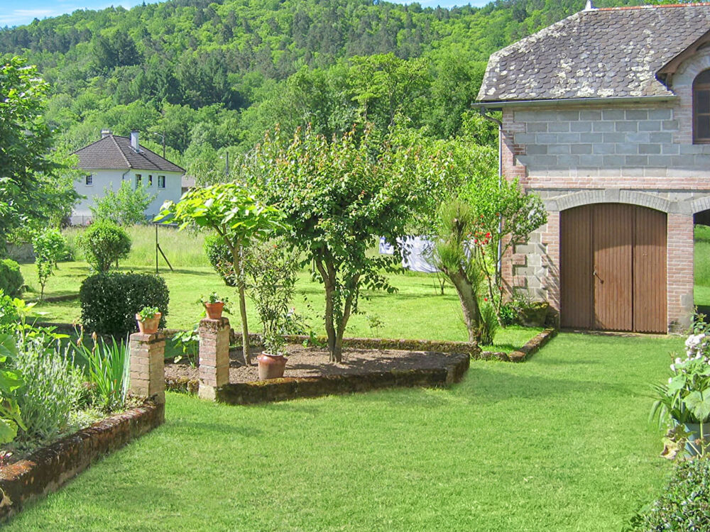 CORREZE. ST CHAMANT. Magnifique grande maison en pierre avec 5 chambres, dépendance et jardin de 3112m2.