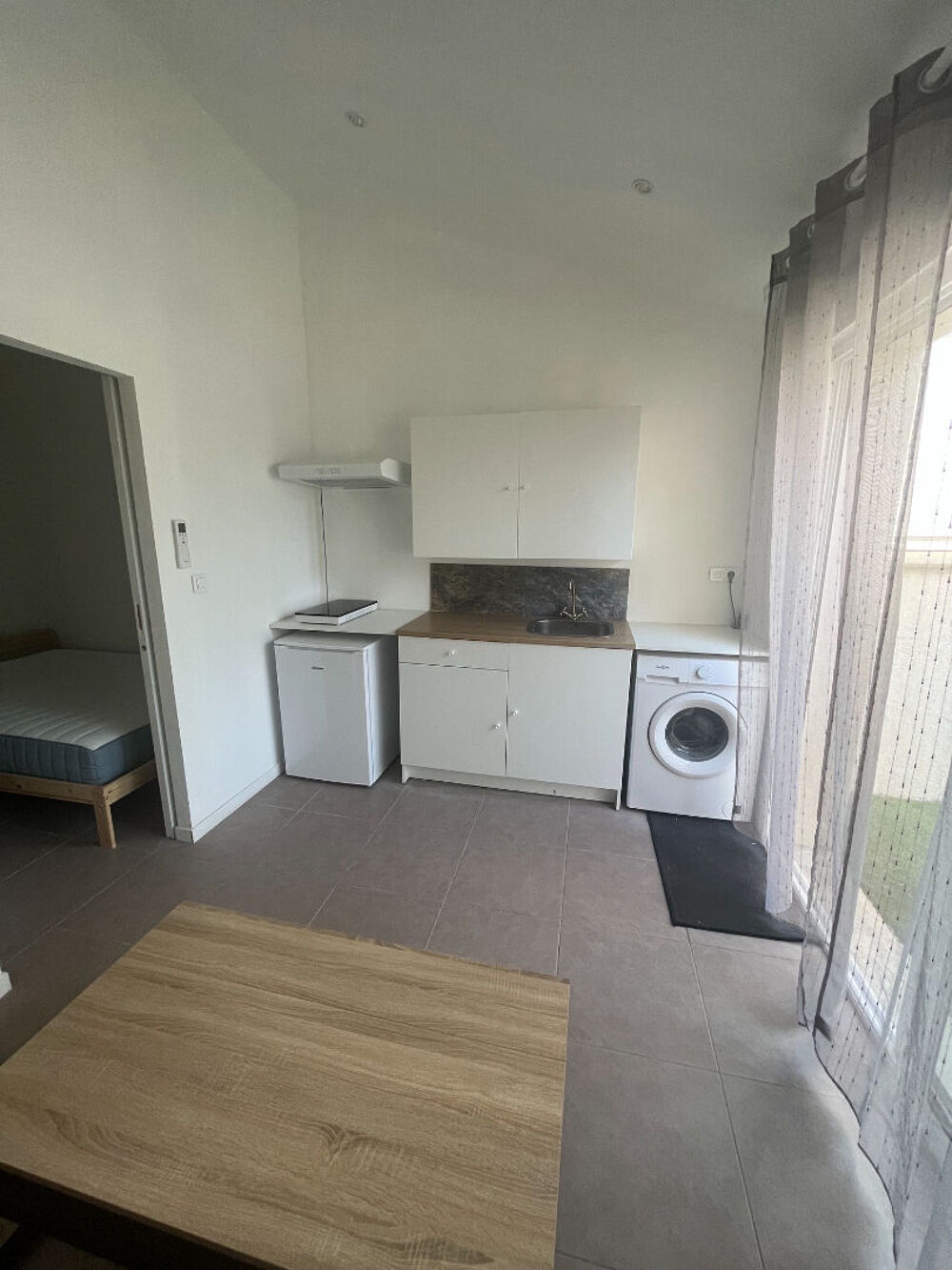 Vous cherchez à louer un studio meublé avec extérieur en campagne mais proche de la ville à Barbentane ?