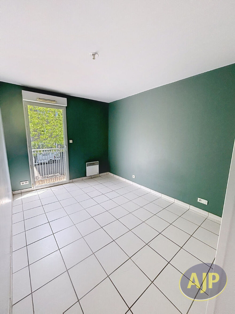 Idéalement situé en plein coeur de Nantes, à deux pas de la dynamique rue Fouré et du quartier branché des Olivettes, découvrez
