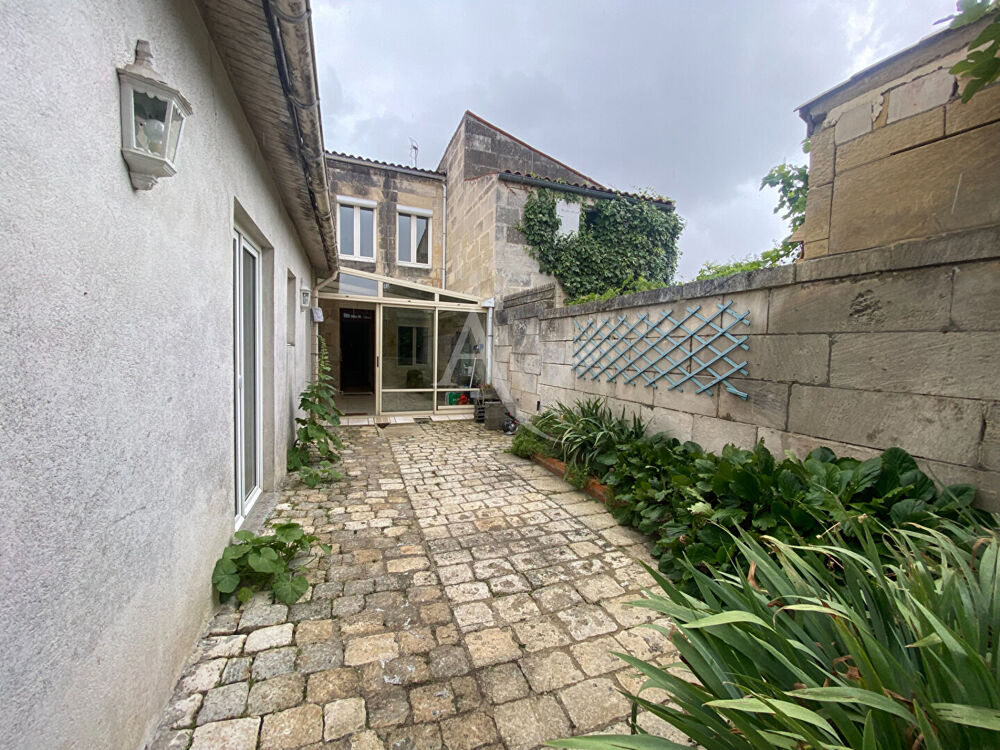 Maison de ville à étage avec jardins et dépendances