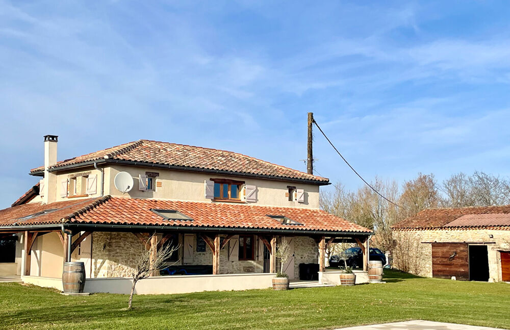 LOT-proche PUY L'EVEQUE (130m2), Une maison en pierre rénovée offrant une vue panoramique, un terrain de 1,79 hectare, une pisc