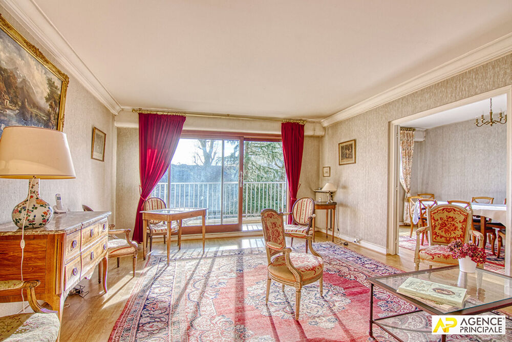 Vente Appartement Versailles Rive-Droite Appartement 6 pièces 127.52 m² carrez situé au 1er étage avec ascenseur, terrasse, cave et double box Versailles