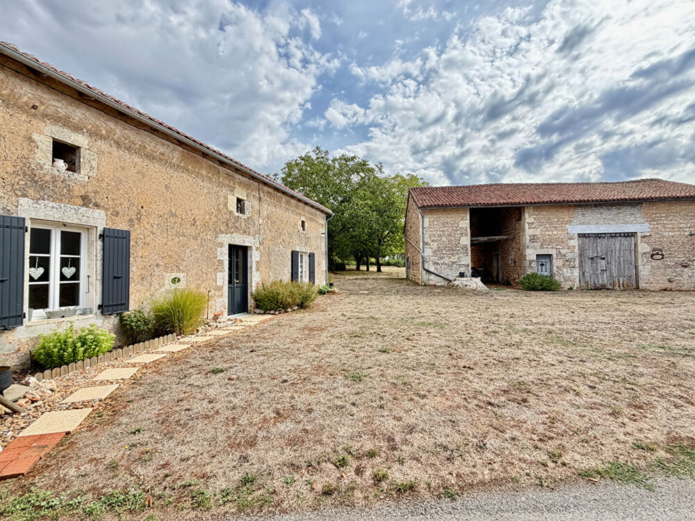 Magnifique propriété de caractère avec seconde maison, grange en pierre et vastes jardins à proximité de Nanteuil-en-Vallée