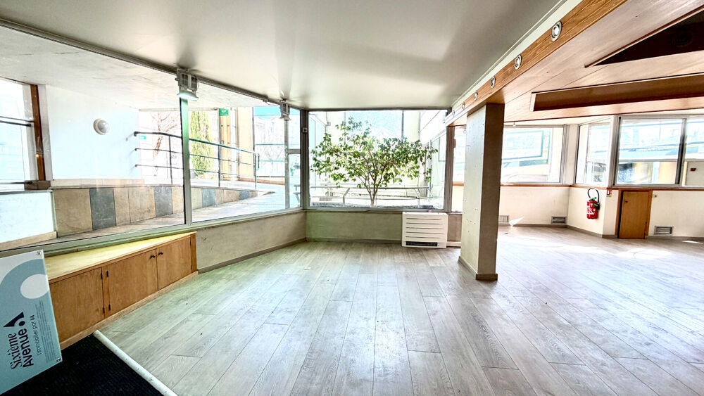   LOCAL COMMERCIAL DE 303.48 M2 AVEC BUREAUX VITRINES PROCHE CENTRE VILLE 