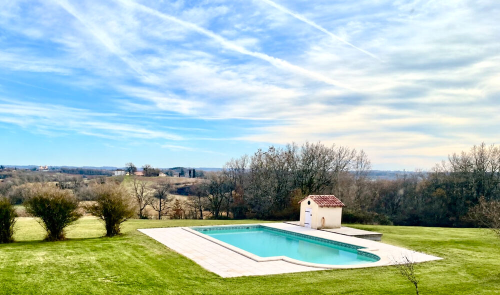 LOT-proche PUY L'EVEQUE (130m2), Une maison en pierre rénovée offrant une vue panoramique, un terrain de 1,79 hectare, une pisc