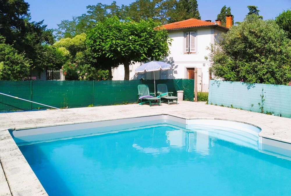 Propriété de caractère et de charme dans parc avec piscine et gites.