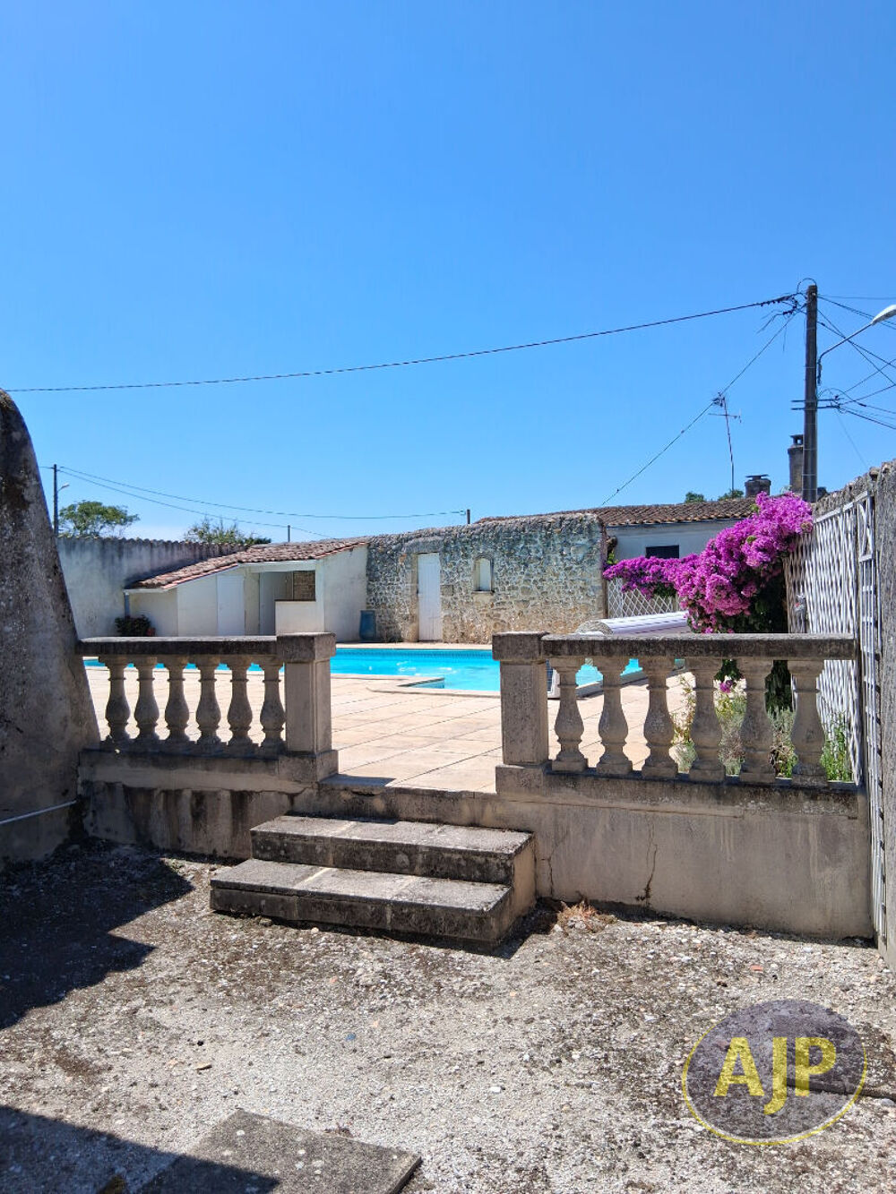 Ensemble de biens avec une piscine