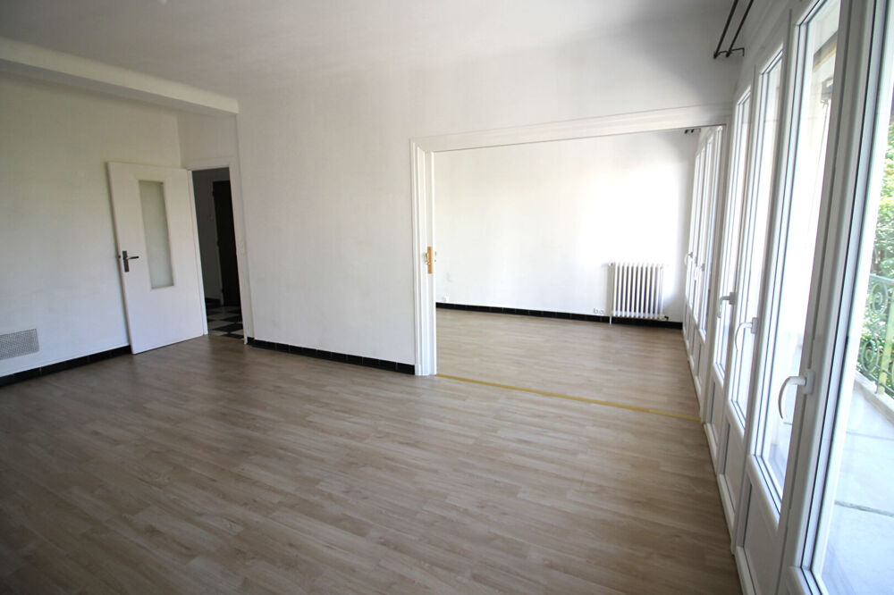 NIMES Lumineux appartement P3 de 74m² avec 2 balcons et ascenseur, garage et cave en sous-sol.