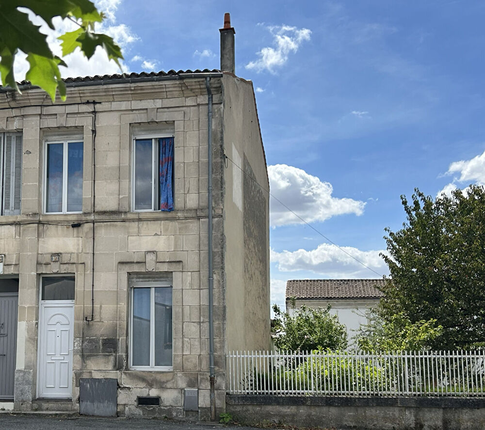 Vente Maison Maison de ville avec garage, jardin et chambre au rez-de-chaussée, à deux pas du centre ville St jean d angely