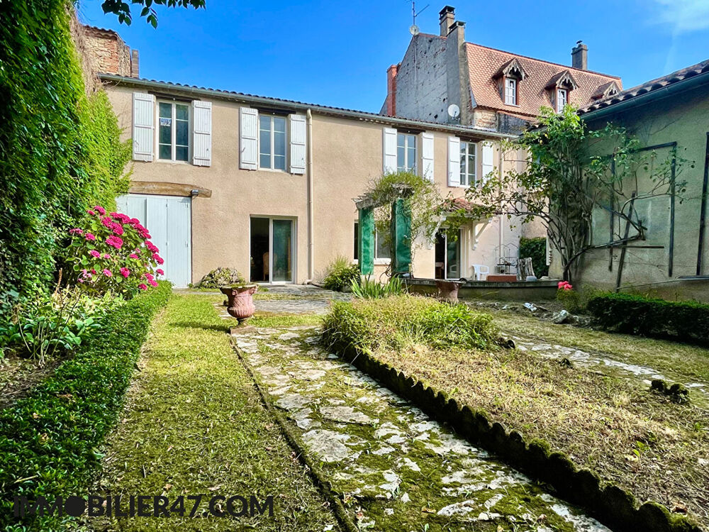 MAISON DE VILLAGE AVEC JARDIN ET GARAGE