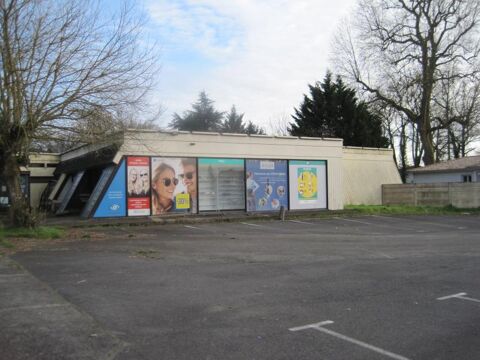 A vendre local commercial de 258 m2 &agrave; r&eacute;nover &agrave; ST DENIS DE PILE 72000 33910 St denis de pile