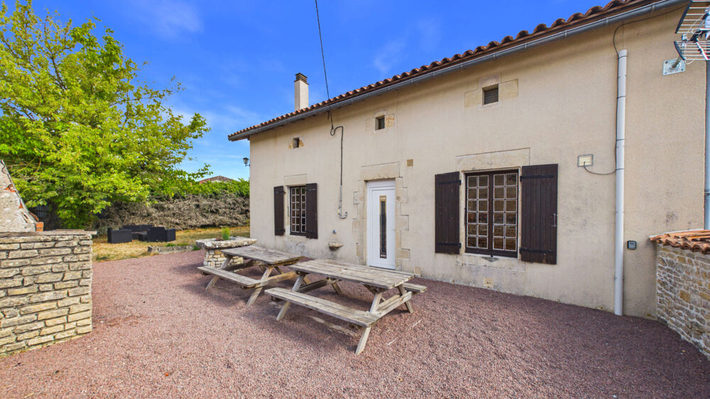 Maison de village française de caractère avec 4 chambres, jardin et dépendances