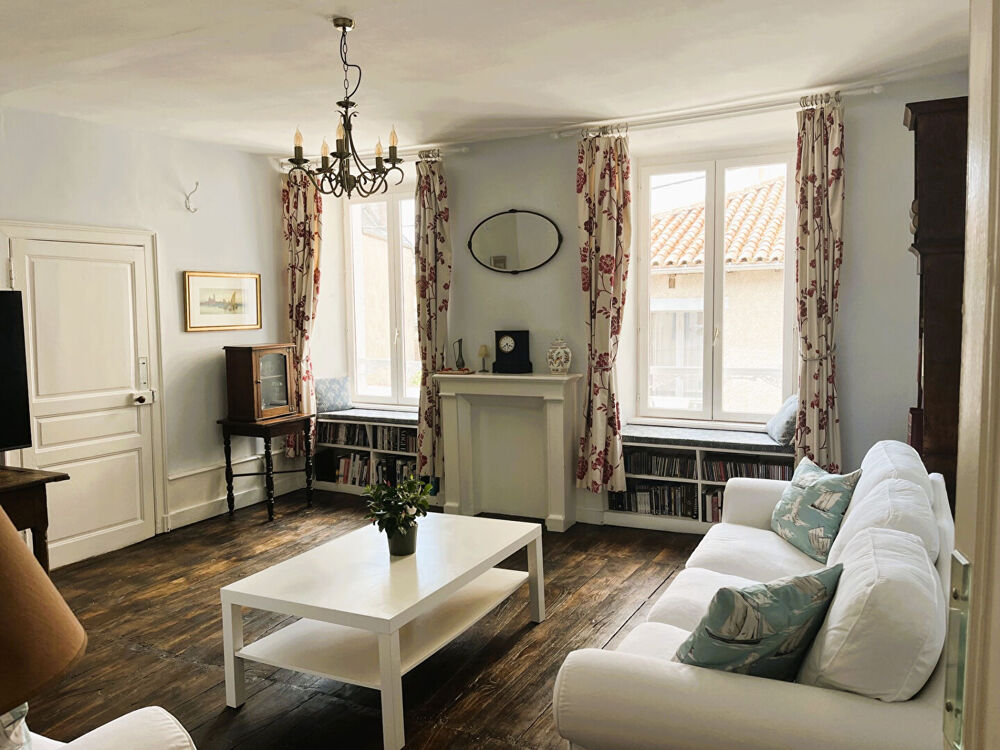 Maison au coeur de Rochechouart 7 pièce(s) 180 m2 avec jardin
