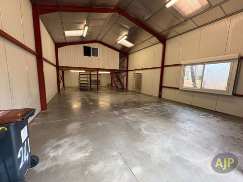   GUJAN MESTRAS - Local d'environ 140m² avec espace bureau. 