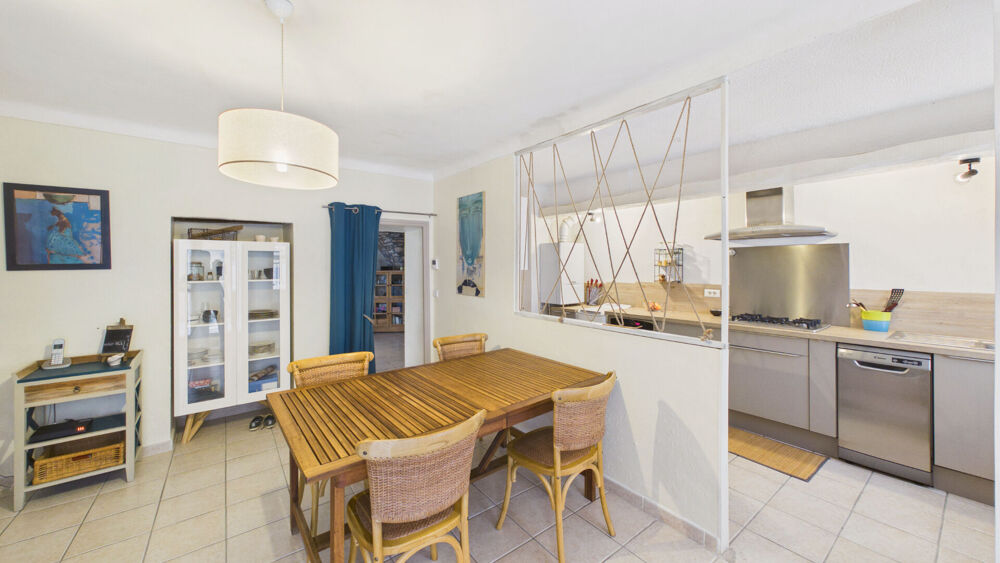 Vente Appartement Uchaud , appartement de caractère 86 m² avec cour privative, cave voûtée et 2 chambres Uchaud