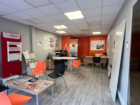 Local commercial, Avenue Gambetta. 750 17100 Saintes