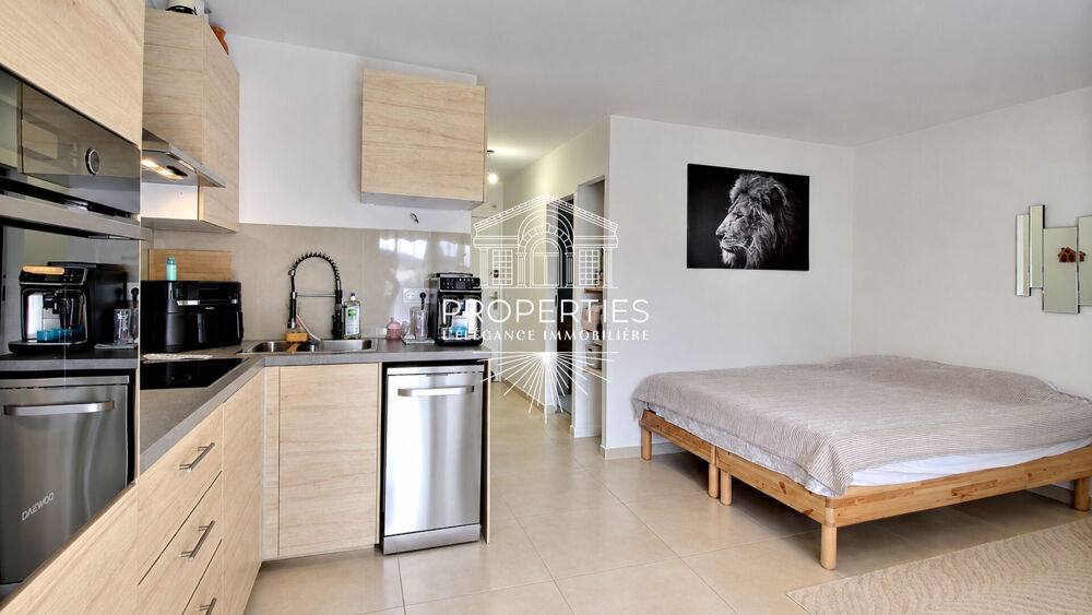 LE LAVANDOU - CENTRE-VILLE - T2 RENOVE - TERRASSE - 1ER ETAGE - VUE DEGAGEE