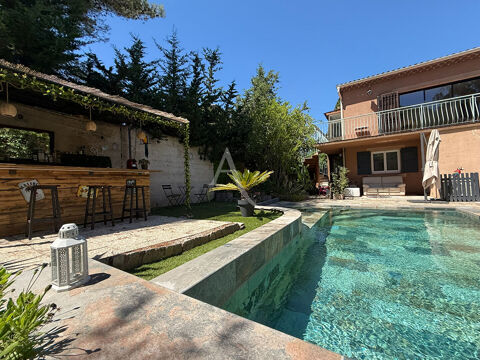   Maison de 210 m² avec 4 appartements, piscine sur 800 m² Maison - 10 pièce(s) - 210 m²