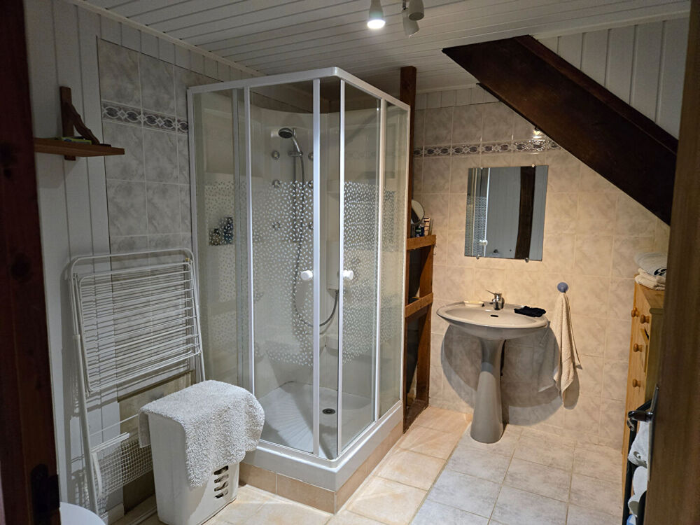 HAUTE-VIENNE : Charmante maison de village mitoyenne avec 3 chambres et combles aménagés, située dans un hameau calme à proximit