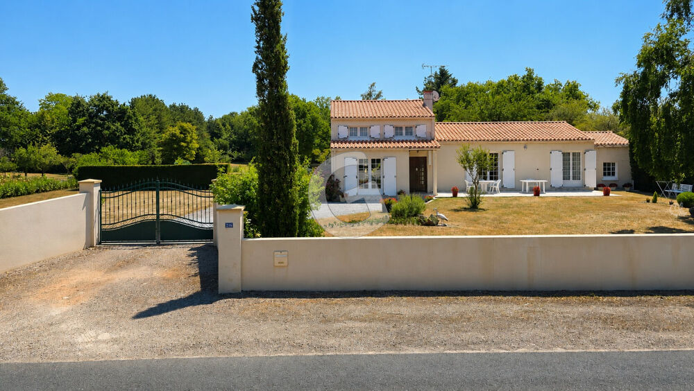 Vente Maison À VENDRE- MAISON FAMILIALE 5 CHAMBRES- 141M² À POIROUX AVEC ÉTANG SUR 12 000M² DE TERRAIN ENVIRON Poiroux