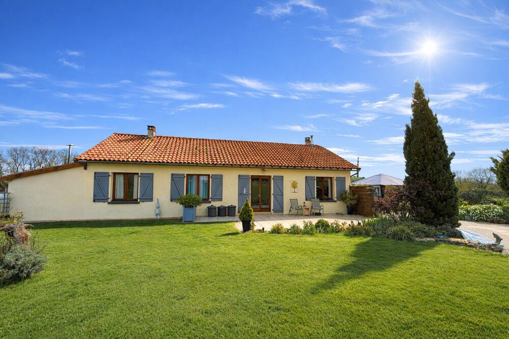 Maison de trois chambres avec grand jardin, garage, dépendance et superbes vues
