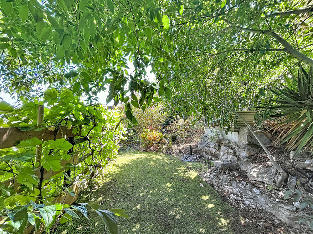 Ardèche : Maison de village atypique, jardin et cave