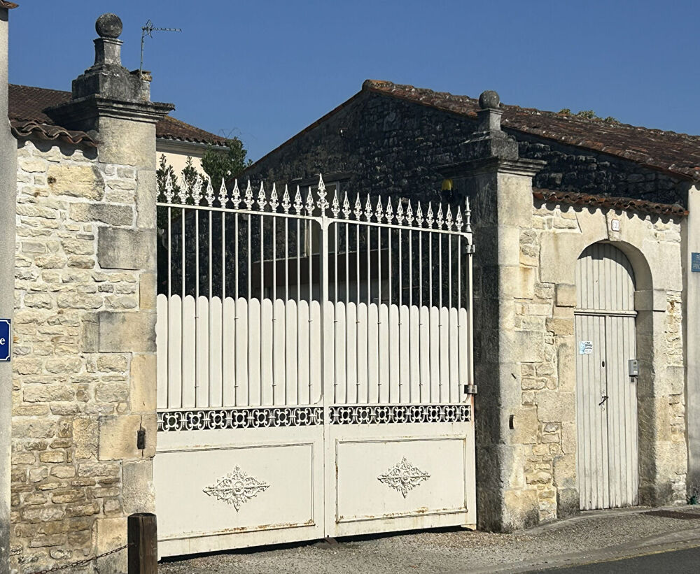 Vente Maison Maison de Maître du XIXe siècle au coeur de village avec piscine et dépendances Bignay